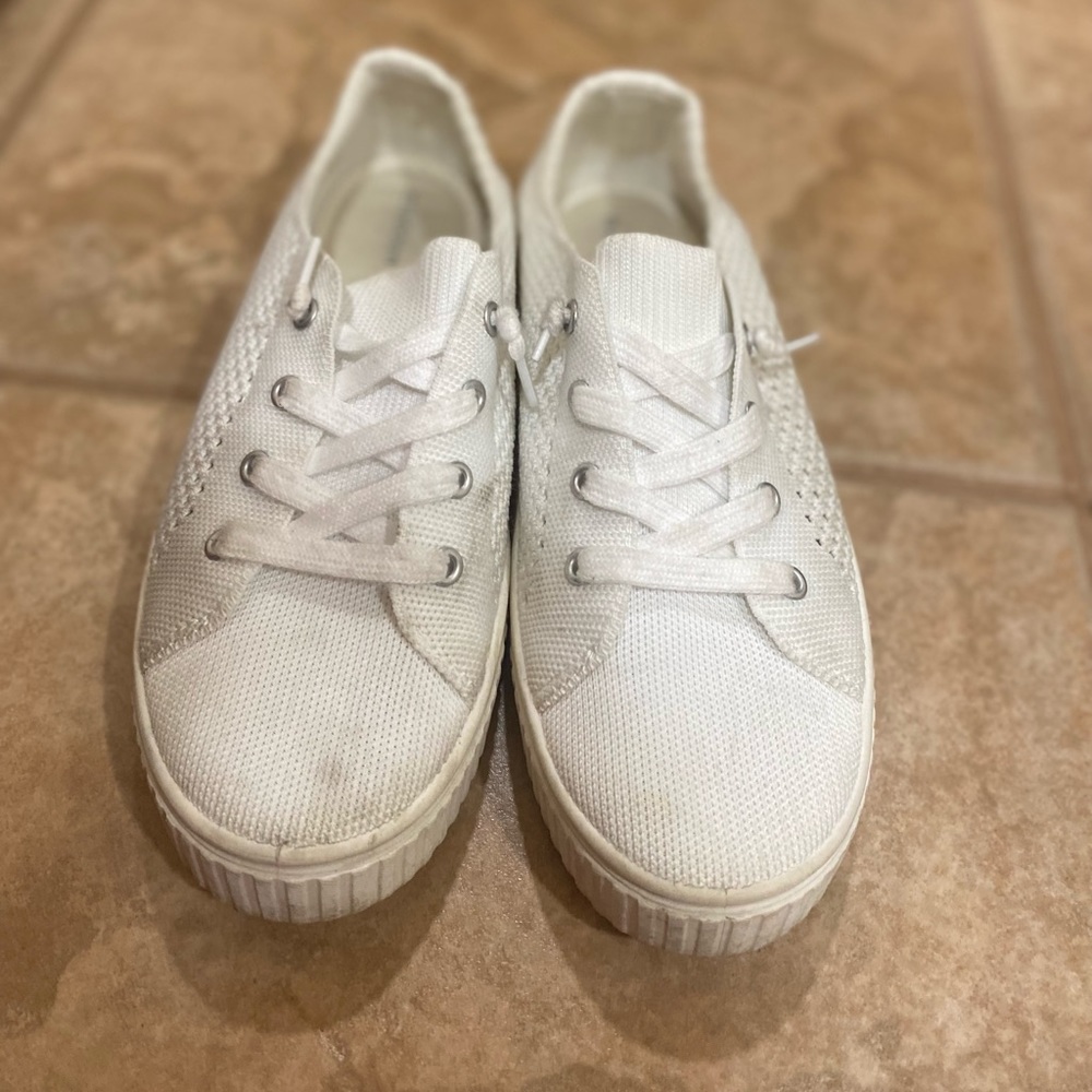 Women’s madden girl sneakers size 9.5 in good condition